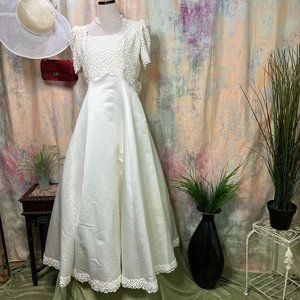 📌 Timeless Princess Wedding Gown with Lace Top and Lace Hem Ivory